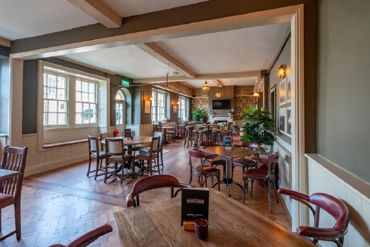 The Kings Arms Hotel Melksham Exterior photo