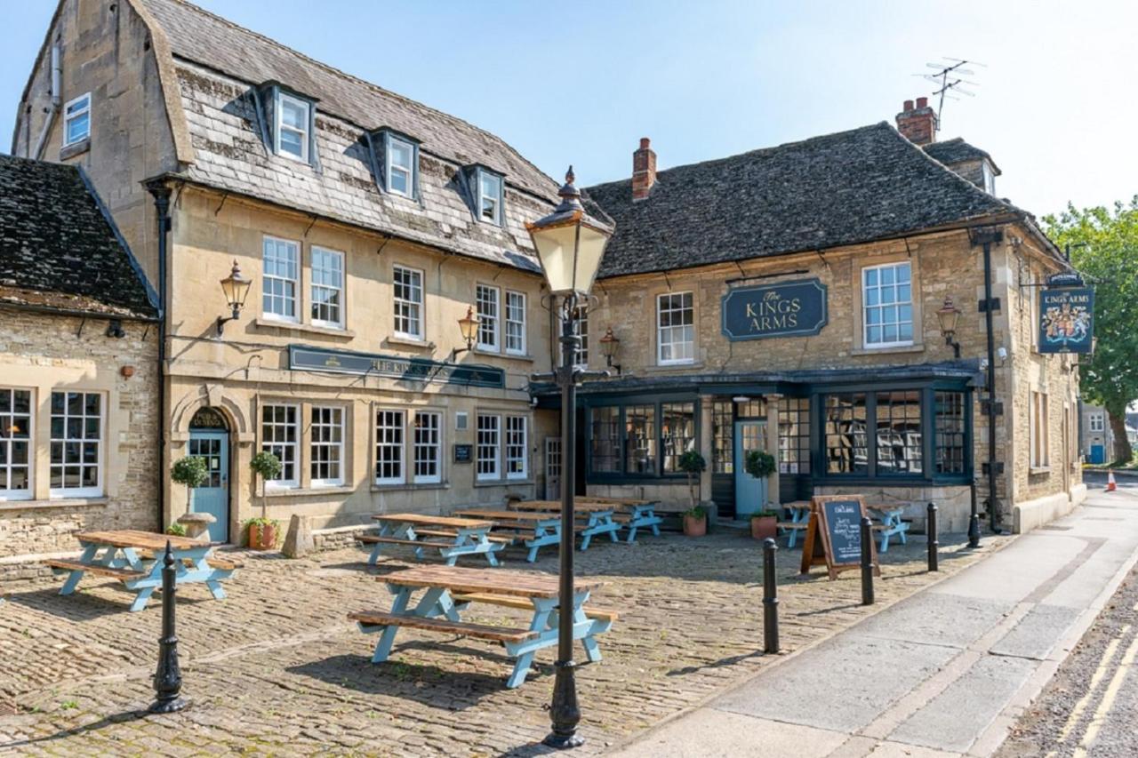 The Kings Arms Hotel Melksham Exterior photo
