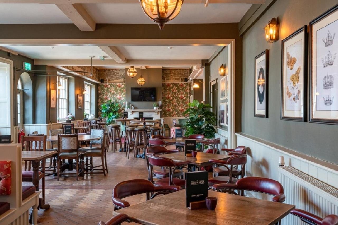 The Kings Arms Hotel Melksham Exterior photo